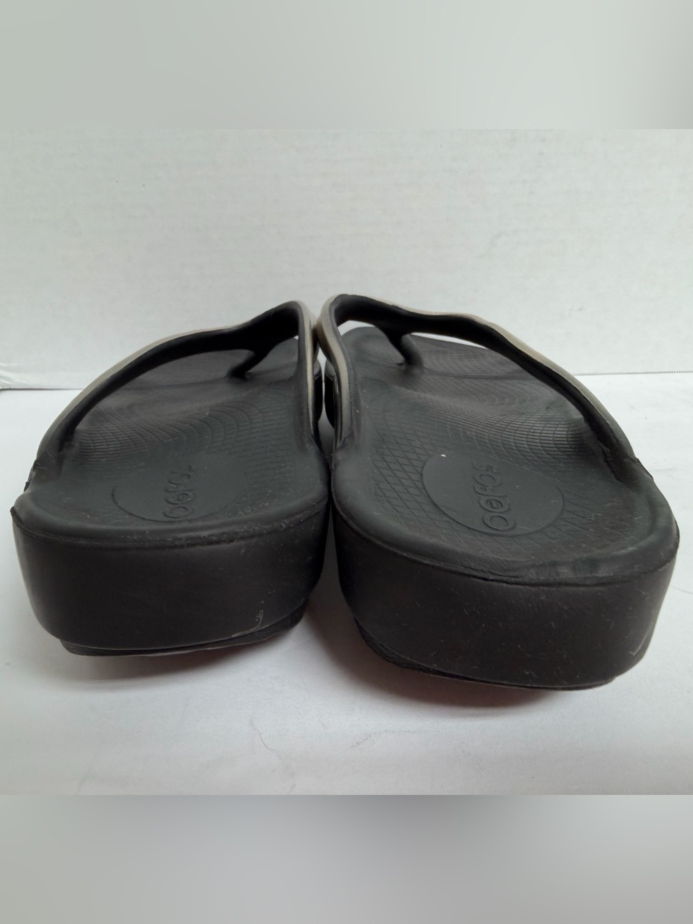 Oofos "Oolala" Silver Black Recovery Thong Sandals Women's 9 - Picture 6 of 8